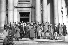 Promocion-1953-60.-Puerta-Facultad-1955